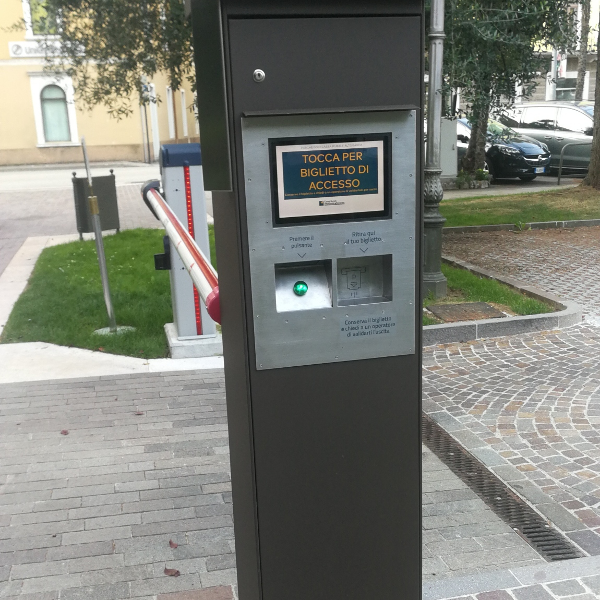 Apertura della sbarra di ingresso e rilascio del biglietto elimina code per parcheggio auto