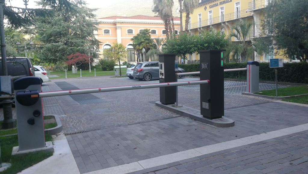 Una installazione presso una banca FilaVia Q.Park ingresso e uscita con stampante barcode e lettore qrcode gestione posto auto parcheggio auto con elimina code